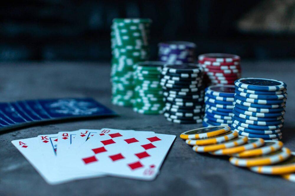 What online tournaments are available at Bizzo Casino?