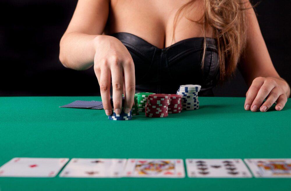 Avoiding Common Mistakes in Online Poker Games